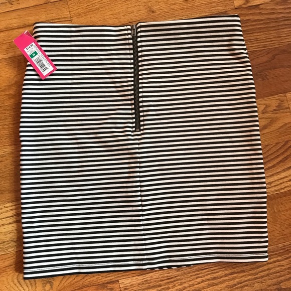 Zigzag Mini Skirt - Picture 2 of 2